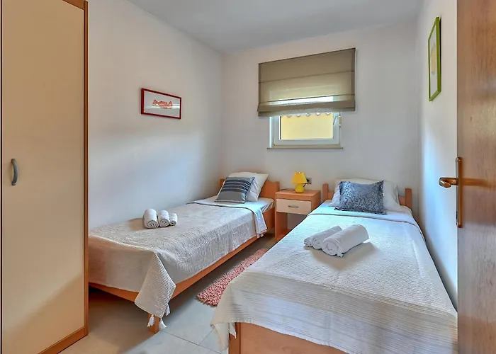 Teuta_commodious At The *